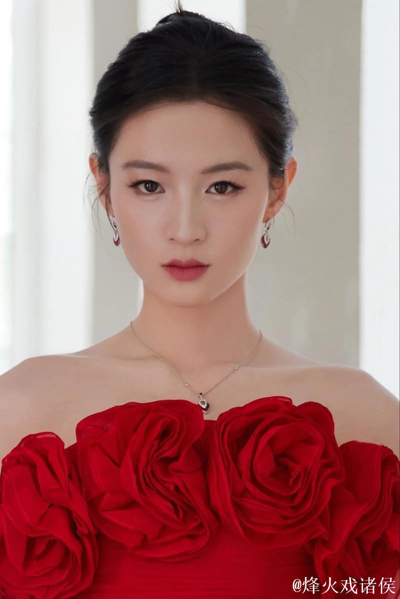 李嘉鑫现身大眼杯表彰小会造型吸睛 李嘉鑫现身大眼杯表彰小会造型吸睛